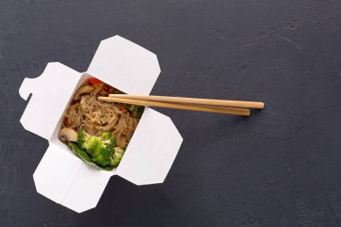 Gri arka plan üzerinde teslim kutusundaki Asya gıda