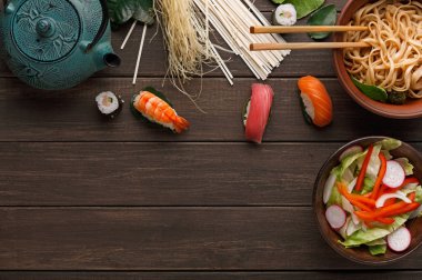 Soğan, biber ve ahşap arka plan üzerinde turp salatası