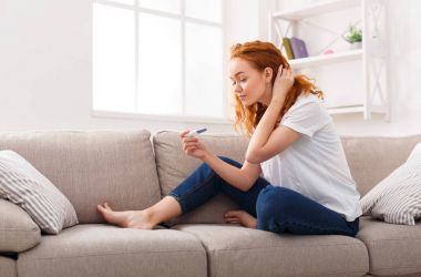 Son hamilelik testi ile genç endişeli kadın