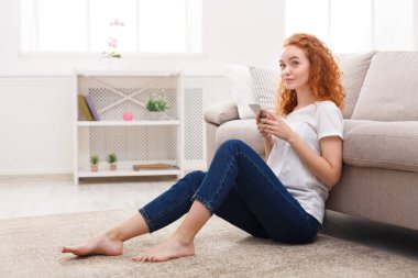 Smartphone cep telefonu ile katta mesajlaşma genç Kızıl saçlı kız