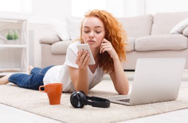 Dizüstü bilgisayar, mesaj cep telefonu kullanan öğrenci kız