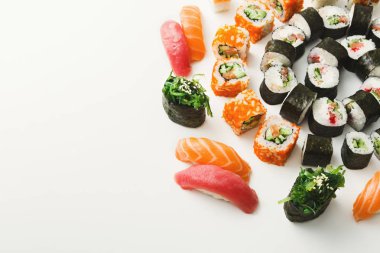 Dizi suşi rulo, beyaz arka plan üzerinde maki