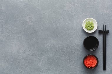 Yemek çubukları, wasabi, soya ve zencefil Üstten Görünüm