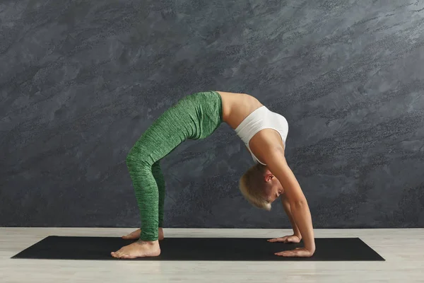 Woman training yoga in table top pose. — Stock Photo, Image