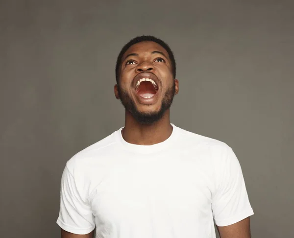 Homem negro expressando raiva, sentindo-se furioso, gritando — Fotografia de Stock