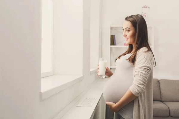 ミルク コピー スペースのガラスを飲んで妊娠中の女性 — ストック写真