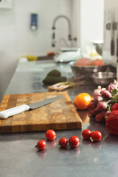 Matlagning ingredienser för sallad och köksredskap — Stockfoto