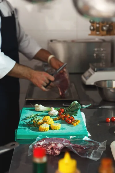 Chef cutting fresh vegetables for salad — Stock Photo, Image