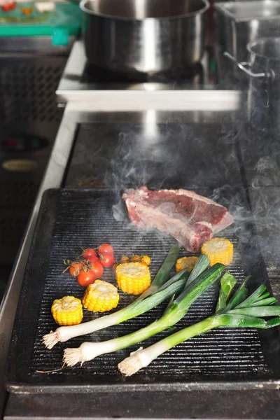 Соковитий стейк з яловичини, приготований на кухні ресторану — стокове фото