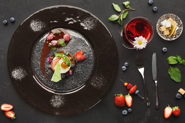 Exclusieve mousse dessert geserveerd in restaurant — Stockfoto