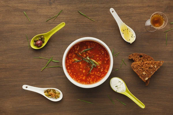 Köstliche russische Suppe mit Snacks und Getränken — Stockfoto