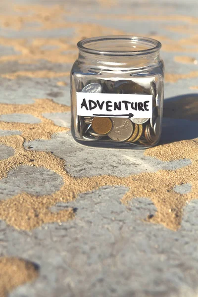 Tarro de vidrio con monedas para la aventura, espacio de copia — Foto de Stock