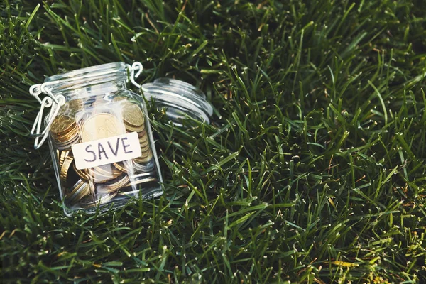 Tarro de vidrio para ahorrar dinero, espacio de copia — Foto de Stock
