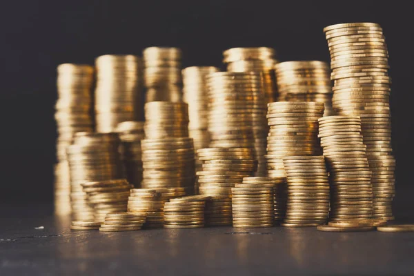 Toenemende kolommen van gouden munten op tafel — Stockfoto