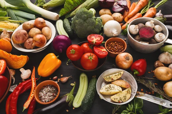 Ahşap arka plan üzerinde taze organik sebze.