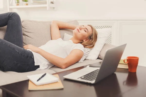 Casual ragazza bionda sdraiata sul divano — Foto Stock