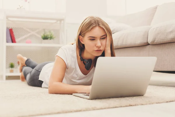 Stanco giovane ragazza con computer portatile al chiuso — Foto Stock