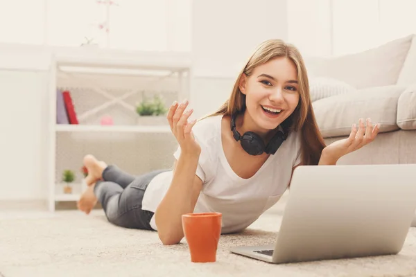 Surprised young girl with laptop indoors — Stock Photo, Image