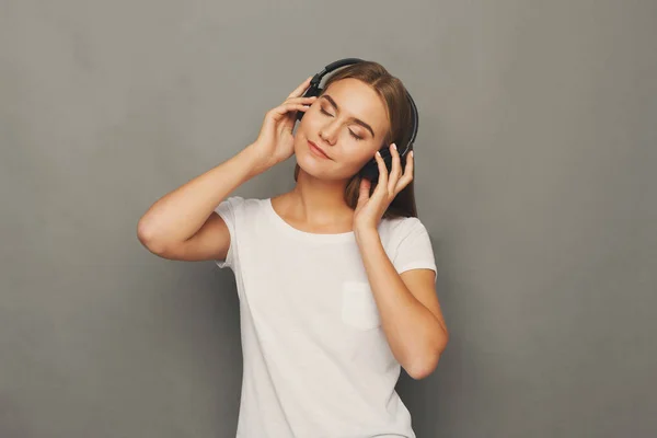 Vrouw muziek in oortelefoons, studio opname beluisteren — Stockfoto