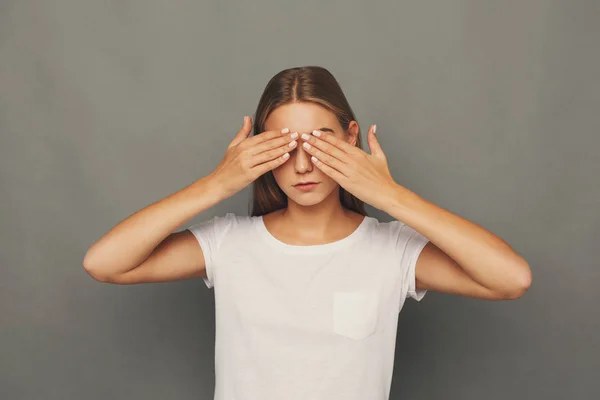 Mujer asustada cubriendo los ojos con las manos, no ve mal — Foto de Stock