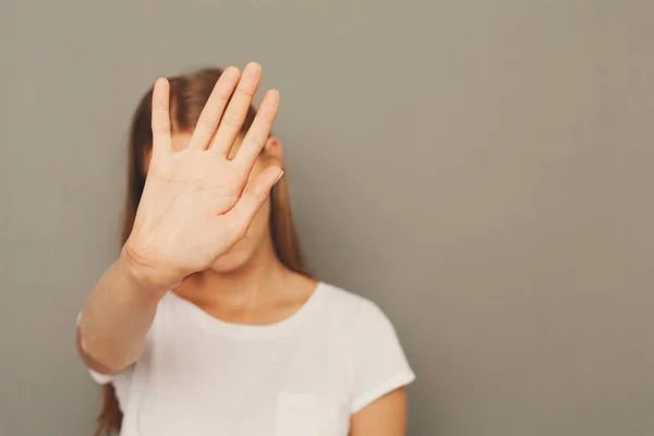 Mladá žena zakryla tvář s dlaní — Stock fotografie