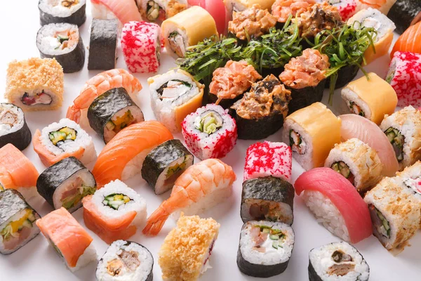 Conjunto de sushi, maki e rolos em branco — Fotografia de Stock