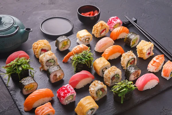 Set sushi maki en rollen op grijze achtergrond — Stockfoto