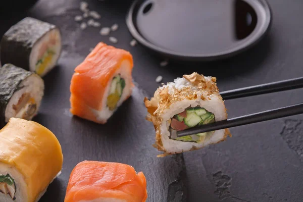Set sushi maki en rollen op grijze achtergrond — Stockfoto