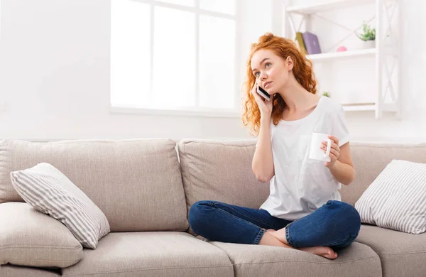 Çekici zencefil kız evde telefonla arama yapma — Stok fotoğraf