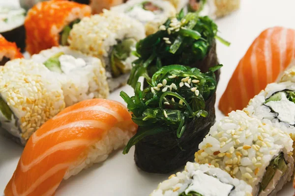 Set de rollos de sushi, maki sobre fondo blanco — Foto de Stock
