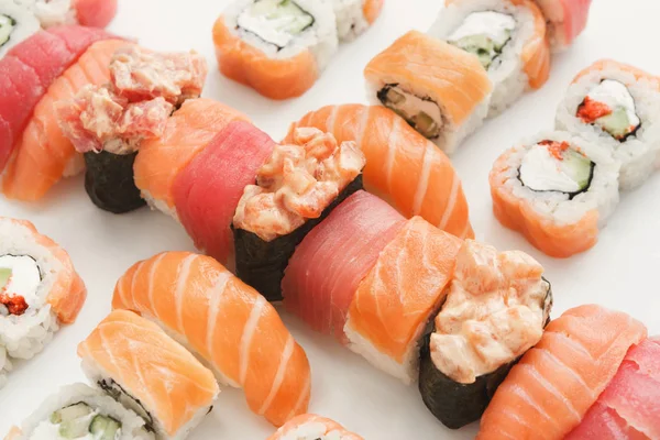 Conjunto de rolos de sushi, maki sobre fundo branco — Fotografia de Stock