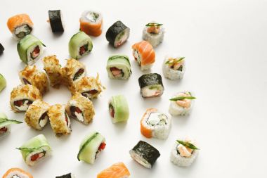 Japon suşi rulo, beyaz arka plan üzerinde maki