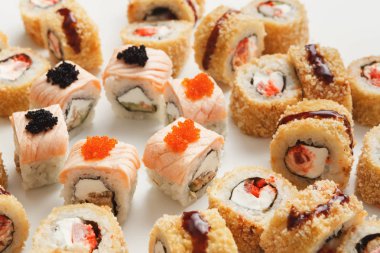 Beyaz arka plan üzerinde closeup suşi rulo