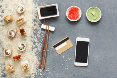 Suşi roll ve gunkan telefon ve kredi kartı