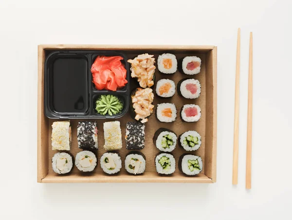Bovenaanzicht set sushi maki en rollen geïsoleerd — Stockfoto