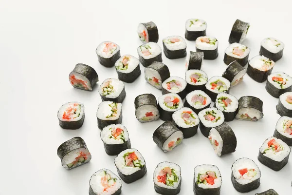 Vista superior sobre rolos de sushi, maki sobre fundo branco — Fotografia de Stock