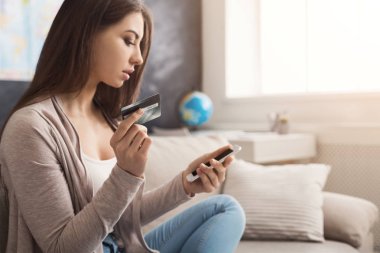 Kız evde online alışveriş