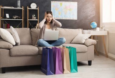 Şok kadın laptop ve kredi kartı ile online satın alma