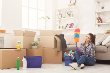 Mutlu kadın dinlenme evde temizlik yaparken