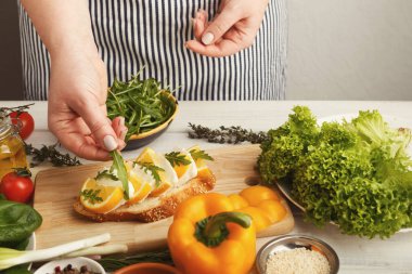 Kadın sağlıklı snack, closeup için lezzetli bruschettas yapma