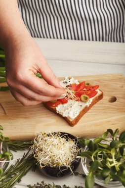 Feamale için doğru meze yapma sağlıklı bruschettas eller