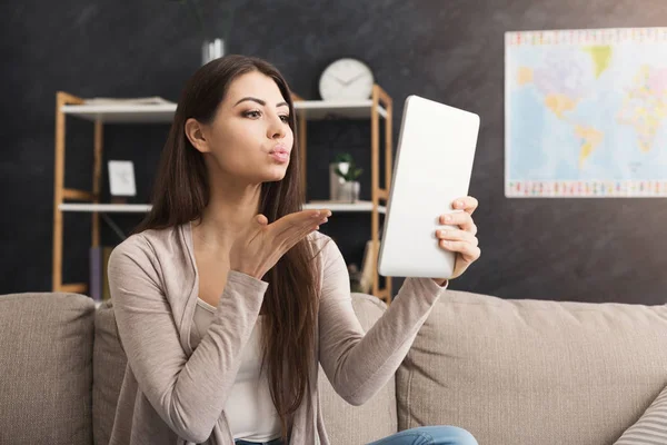 Chica en casa comunicándose en Skype en Internet — Foto de Stock