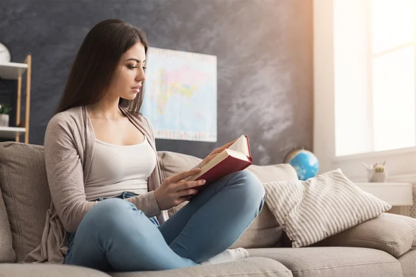 Молода концентрована жінка читає книгу — стокове фото
