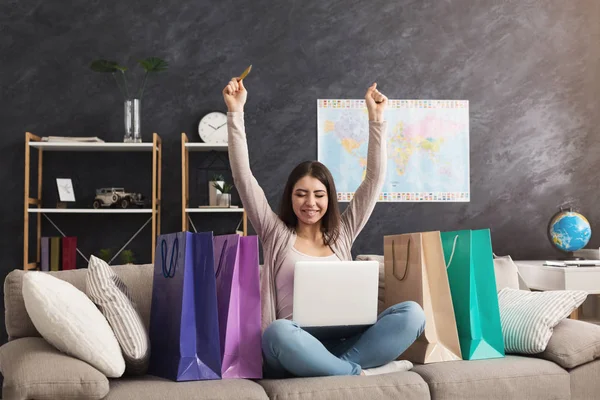 Mutlu kadın laptop ve kredi kartı ile online satın alma — Stok fotoğraf