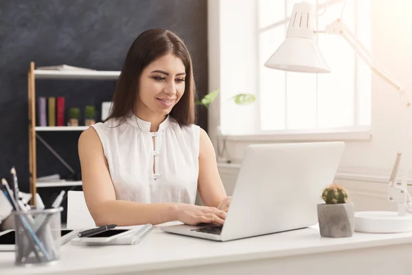 Junge erfolgreiche Frau arbeitet am Laptop — Stockfoto