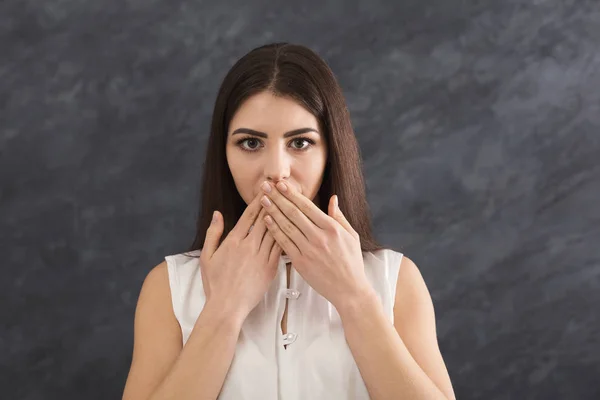 Donna spaventata che copre la bocca con le mani — Foto Stock