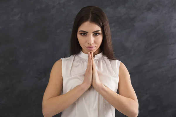 Mulher meditando com mãos de oração retrato — Fotografia de Stock