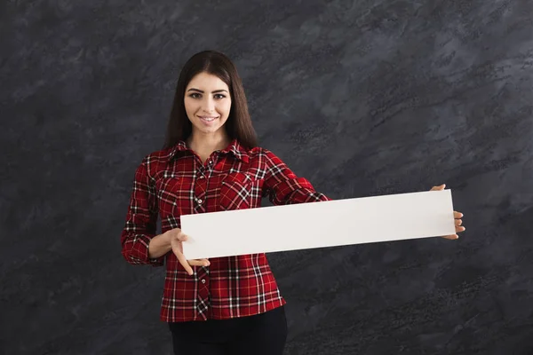 Молода жінка з чистим білим папером — стокове фото