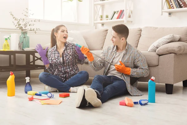 Casal de limpeza em casa juntos — Fotografia de Stock