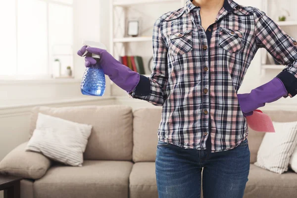 Vrouw met reinigingsapparatuur klaar om de kamer schoon — Stockfoto